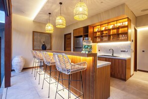 Micro-ondes, plaque de cuisson, chaise haute