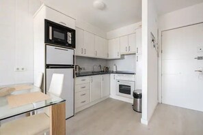 Køleskab, mikrobølgeovn, ovn, kogeplade