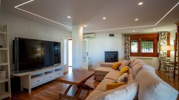 Een televisie en een open haard