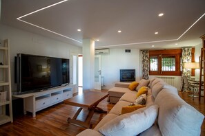 TV, fireplace - Luxury Villa! Pool, Garden, and Jacuzzi. Granada (Albolote)