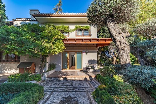 Luxury Villa! Pool, Garden, and Jacuzzi. Granada