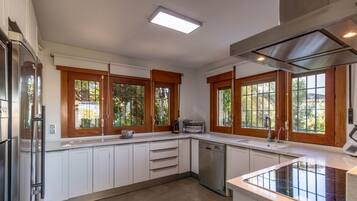 Een koelkast, een magnetron, een oven, een vaatwasser