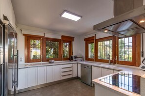 Een koelkast, een microgolfoven, een oven, een vaatwasser