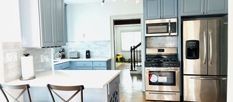 Charming 2-bedroom house in College Park with WiFi and AC, near the Airport. 