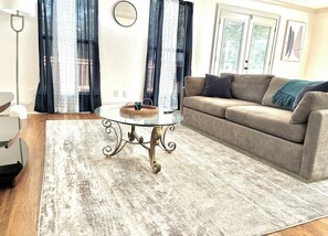 Smart TV - Charming 2-bedroom house in College Park with WiFi and AC, near the Airport.  (College Park)