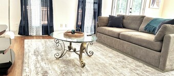 Charming 2-bedroom house in College Park with WiFi and AC, near the Airport. 