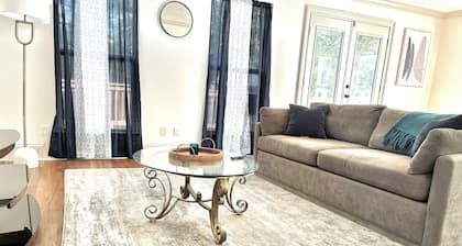 Charming 2-bedroom house in College Park with WiFi and AC, near the Airport.