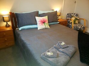 4 bedrooms, iron/ironing board, WiFi, bed sheets