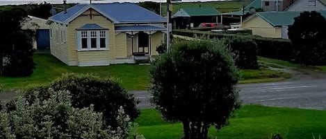 Una zona residencial con casas, un camino de entrada y un campo cubierto de césped.