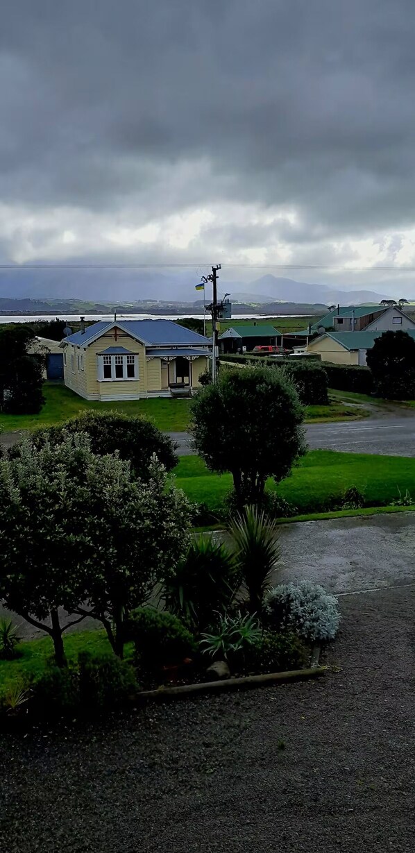 Una zona residencial con casas, un camino de entrada y un campo cubierto de césped.