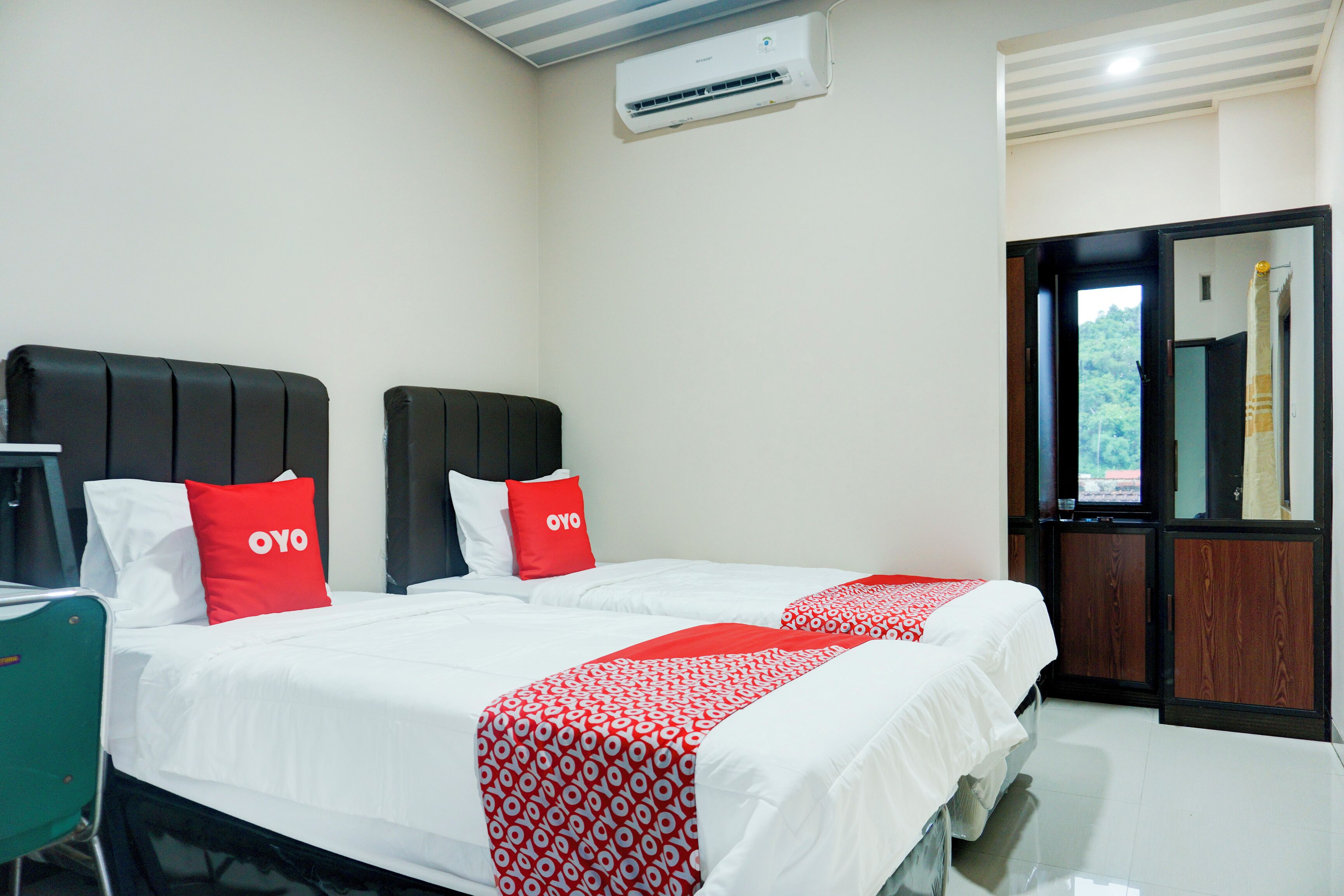 Desk, free WiFi, bed sheets