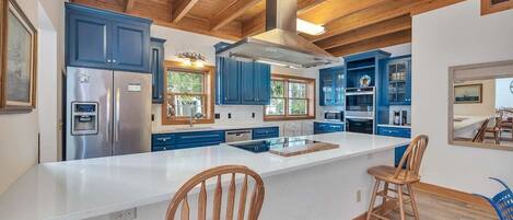 Jääkaappi, mikroaaltouuni, uuni, liesi