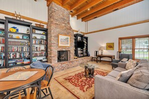 Fernseher, Kamin, Tischfußball, Tischtennisplatte