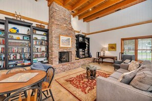 Televisie, een open haard, tafelvoetbal en een tafeltennistafel