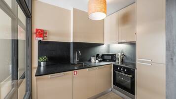 Frigorífico, microondas, horno y lavavajillas