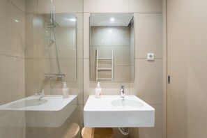 Shower, hair dryer, towels