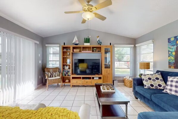 Living area - 3-bedroom house in welcoming Port Charlotte with WiFi, AC (Port Charlotte)