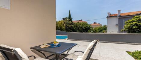 Apartment | Outdoor dining