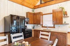 Fridge, microwave, oven, stovetop - Peaceful Valley Retreat (Sugarcreek)