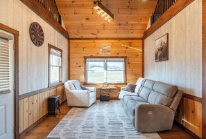 Living area - Peaceful Valley Retreat (Sugarcreek)