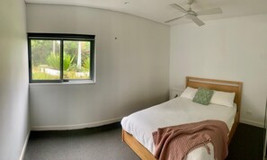 2 bedrooms, WiFi, bed sheets - Coastal Green Living - Short walk to beach, surrounded by parks and golf courses (Little Bay)