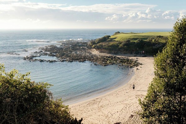 Beach - Coastal Green Living - Short walk to beach, surrounded by parks and golf courses (Little Bay)