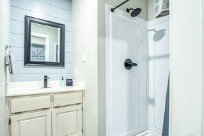 Dusche, Haartrockner, Handtücher, Seife