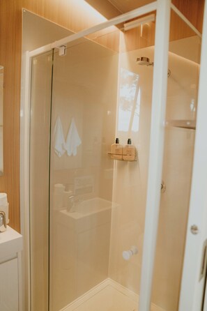 Douche, sèche-cheveux, serviettes fournies