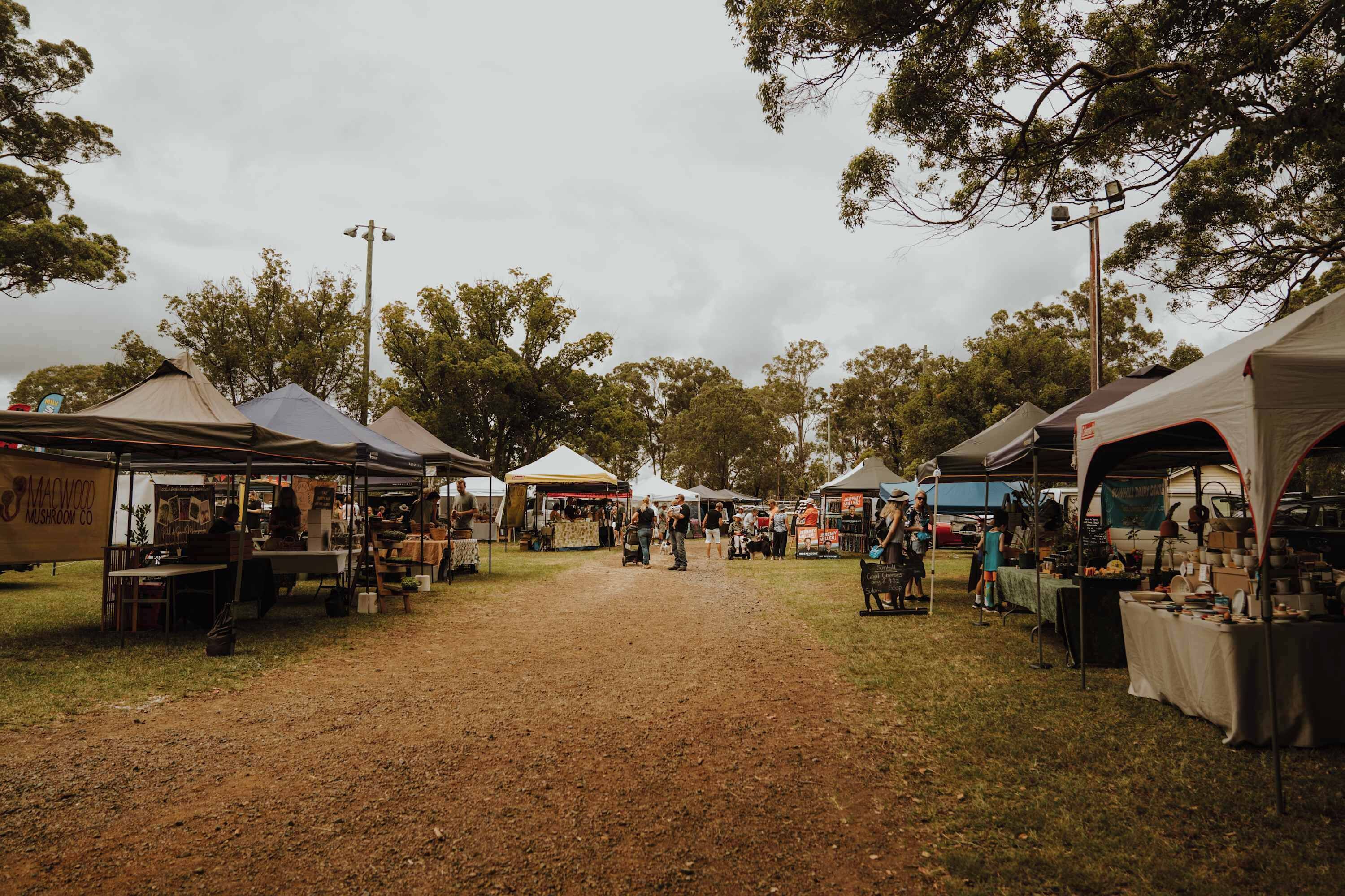 Un mercado al aire libre con varios puestos y carpas.