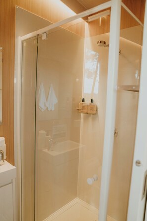 Suihku, hiustenkuivaaja, pyyhkeet