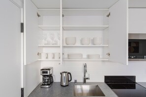 Fridge, microwave, oven, dishwasher - Blueground | Capitol Hill, lounge & pet area (Seattle)