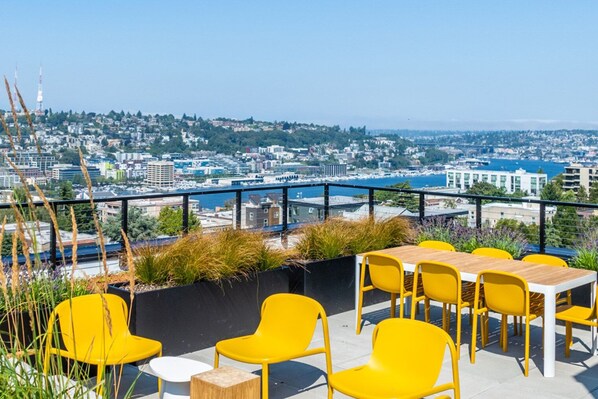 Outdoor dining - Blueground | Capitol Hill, lounge & pet area (Seattle)