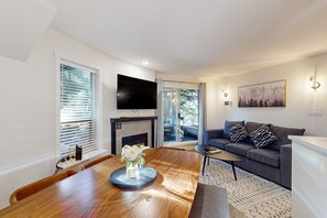 Televisión y chimenea 