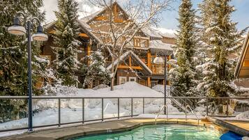 Een verwarmd zwembad