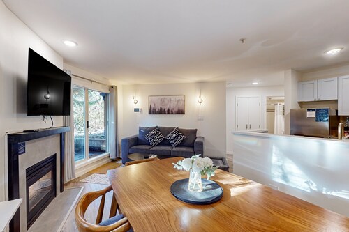 Family-friendly condo with gas fireplace, kitchen & washer/dryer