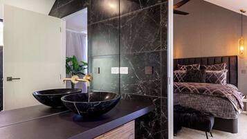 4 soverom, skrivebord, strykejern/-brett og wi-fi