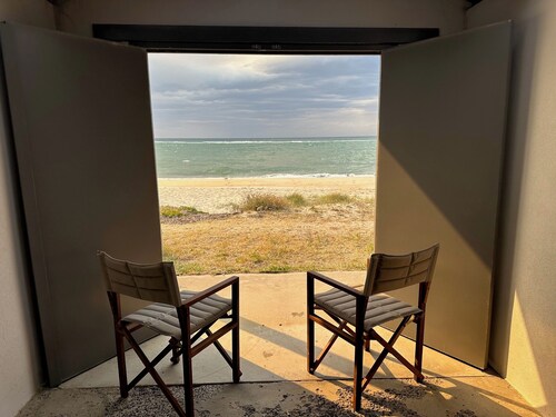 Luxury Beach House on two acres / Private Bathing Box / Botanic Like Gardens
