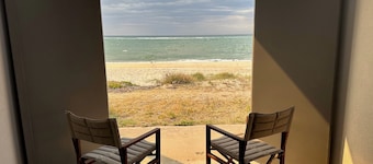 Luxury Beach House on two acres / Private Bathing Box / Botanic Like Gardens