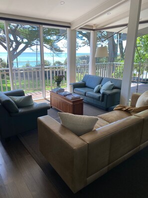 Una Smart TV, libros, un reproductor estéreo