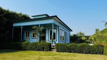 Deluxe Room, Balcony, Garden View | Living area | Flat-screen TV