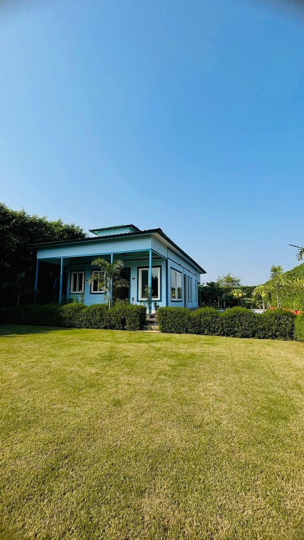 Deluxe Room, Balcony, Garden View | Living area | Flat-screen TV - Wiseone Choice Farm (Noida)