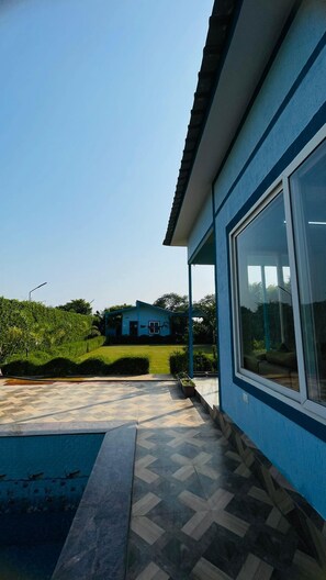 Outdoor pool - Wiseone Choice Farm (Noida)