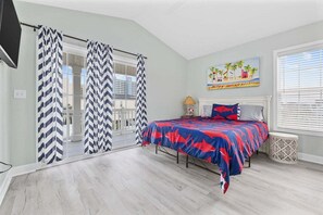 5 Schlafzimmer, Schreibtisch, Bügeleisen/Bügelbrett, Reisekinderbett