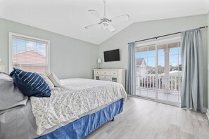 5 bedrooms, desk, iron/ironing board, travel cot - Big Bear Coastal Cabin - 5BR w/ Pool, Hot Tub, and Sleeps 16 (Murrell's Inlet)