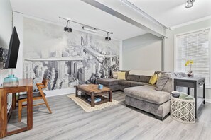 Smart TV - Big Bear Coastal Cabin - 5BR w/ Pool, Hot Tub, and Sleeps 16 (Murrell's Inlet)