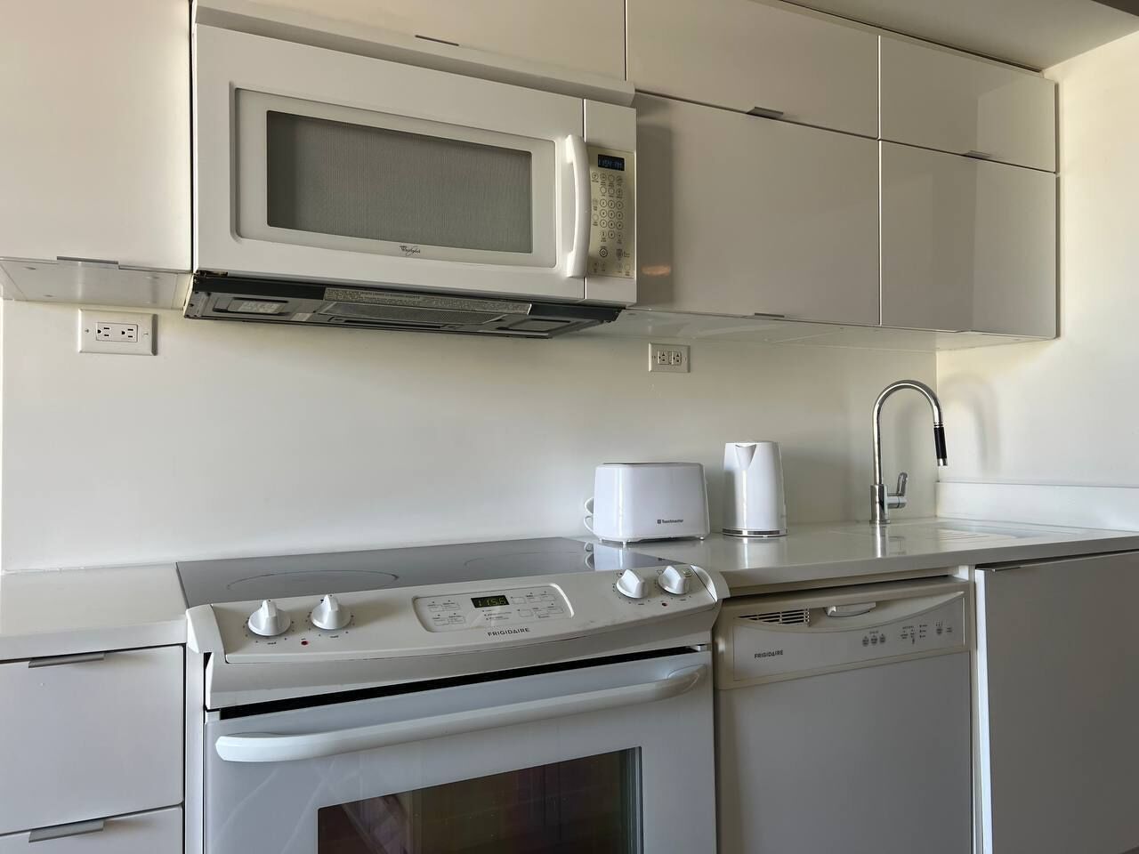 Premier Apartment, Multiple Beds | Private kitchen | Full-size fridge, microwave, oven, stovetop