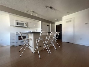 Premier appartement, Meerdere bedden | Privékeuken | Een koelkast met diepvriezer, een microgolfoven, een oven, een kookplaat