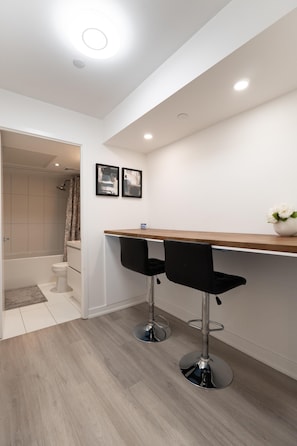 Presidential Apartment | Bathroom | Combined shower/tub, free toiletries, hair dryer, towels