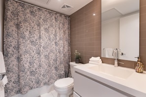 Bañera con ducha, artículos de tocador gratuitos, secador de pelo