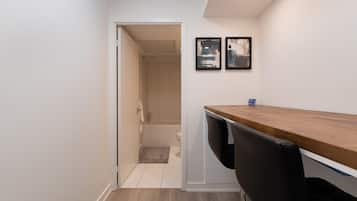 Presidential Apartment | Bathroom | Combined shower/bathtub, free toiletries, hair dryer, towels